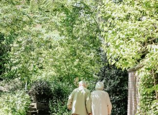 Djevojčica mi je na muževoj sahrani predala kovertu — ono što je bilo unutra odvelo me do stare garaže