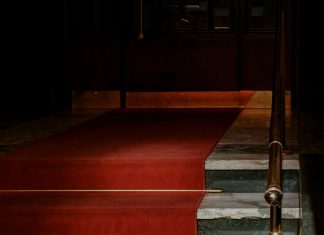 Moj muž me izbacio sa liste gostiju jer sam „previše obična“ — nije znao istinu