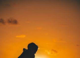 Maćeha me zaključala napolju na ledenoj kiši — mislila je da će lagati mog oca, ali kamera je sve snimila.