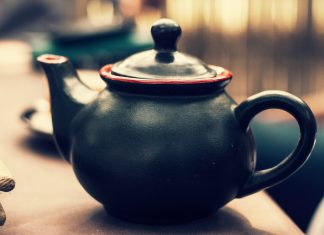 Nakon bakine smrti pronašla sam ključ u starom čajniku — istina o mojim roditeljima promijenila je sve