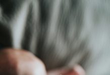 Svi su mislili da škripi pokvarena oprema u bolnici, dok se nije pojavila bosonoga djevojčica