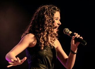 Čuo sam djevojku na ulici kako pjeva pjesmu moje nestale kćerke — a kada su nam se pogledi sreli, shvatio sam da sudbina ponekad čuva odgovore godinama