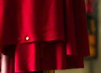 Sašila sam matursku haljinu od košulja mog pokojnog oca — kada su mi se učenici počeli smijati, direktor je rekao nešto zbog čega su svi zanijemili.