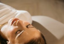 Moj muž mi je šest godina donosio čašu vode prije spavanja — jedne noći sam saznala istinu