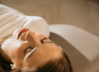 Moj muž mi je šest godina donosio čašu vode prije spavanja — jedne noći sam saznala istinu