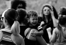 Na porodičnoj zabavi moja majka je ponizila moju kćerku — ali moj sin je rekao jednu rečenicu koja je sve promijenila