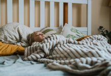 Usvojila sam kćerku svoje pokojne prijateljice — pet godina kasnije njene riječi u snu otkrile su šokantnu istinu.