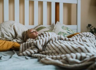 Usvojila sam kćerku svoje pokojne prijateljice — pet godina kasnije njene riječi u snu otkrile su šokantnu istinu.