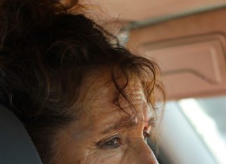 Unuk me zaustavio sekundu prije nego što sam upalila auto