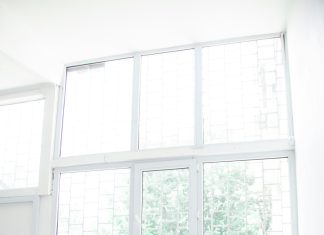 Postavila sam kamere zbog svekrve — ono što sam vidjela između mog muža i njegovateljice slomilo me