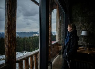 Moj muž me zaključao napolju dok sam nosila njegovo dijete — a iza njegovih leđa sam čula ženski smijeh.