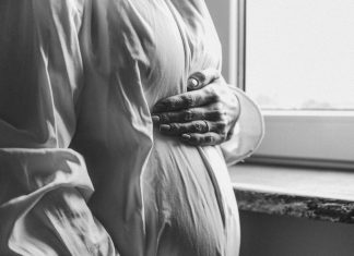 Moj muž me izbacio dok sam bila pred porođajem — nije znao jednu veliku tajnu