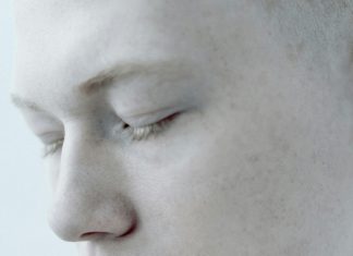 Usvojila sam sina beskućnice — godinama kasnije moj muž mi je otkrio tajnu koju je skrivao