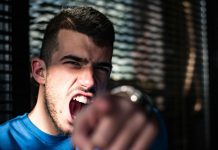 Moj dečko me javno ponizio u restoranu — ali čovjek iza njega je promijenio njegov život u jednom trenutku.