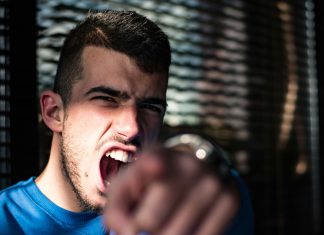 Moj dečko me javno ponizio u restoranu — ali čovjek iza njega je promijenio njegov život u jednom trenutku.