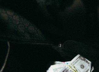 Pronašla sam torbu punu novca u sobi svog sina – istina me potpuno iznenadila