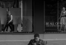 Brinula sam o našim invalidnim sinovima dok je moj muž varao s sekretaricom — njegov otac mu je priredio lekciju koju nikada neće zaboraviti.