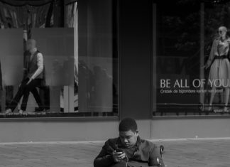 Brinula sam o našim invalidnim sinovima dok je moj muž varao s sekretaricom — njegov otac mu je priredio lekciju koju nikada neće zaboraviti.