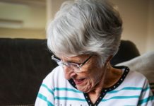 Pronašla sam dvije napuštene bebe u avionu i odgojila ih kao svoju djecu — a onda se 18 godina kasnije pojavila žena koja ih je ostavila.