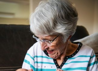 Pronašla sam dvije napuštene bebe u avionu i odgojila ih kao svoju djecu — a onda se 18 godina kasnije pojavila žena koja ih je ostavila.