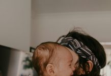 Ljudi su mi se smijali jer mi je kartica odbijena dok sam držala unuku — a onda je neko progovorio