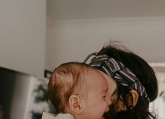 Ljudi su mi se smijali jer mi je kartica odbijena dok sam držala unuku — a onda je neko progovorio