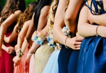 Povela sam svog djeda na maturu jer me je on odgojio — ali kada ga je moja školska suparnica ponizila, njegov odgovor je promijenio cijelu salu