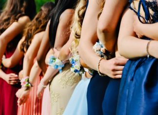 Povela sam svog djeda na maturu jer me je on odgojio — ali kada ga je moja školska suparnica ponizila, njegov odgovor je promijenio cijelu salu