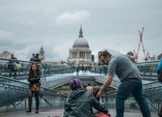 Pretvarao sam se da sam siromašan da pronađem majku za sina — ali nisam očekivao ovu istinu