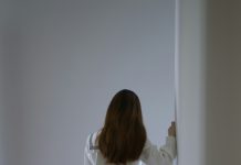 Vratio se kući ranije i zatekao kćerku kažnjenu – ono što je otkrio promijenilo je sve