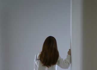 Vratio se kući ranije i zatekao kćerku kažnjenu – ono što je otkrio promijenilo je sve