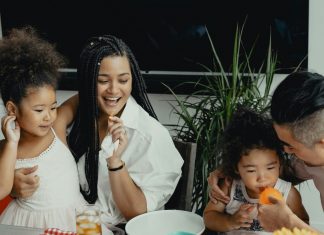 Moja Kćerka Je Pala Na Pod Tokom Porodičnog Doručka — A Reakcija Moje Porodice Me Šokirala