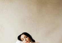 Moja svekrva je mislila da ne pripadam njihovom svijetu — dok nije pročitala ime na haljini