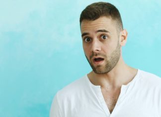 Kućna pomoćnica me zaustavila na vratima i rekla da ne govorim ništa — tada sam čuo glas koji me šokirao