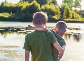 Nakon smrti roditelja htjeli su mi uzeti mlađeg brata — ali na sudu sam imao jedan dokaz koji je promijenio sve