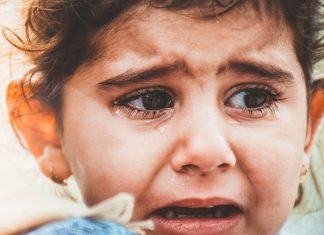 Djevojčica je vrištala svaki put kada joj se maćeha približi — a istina je bila potpuno drugačija