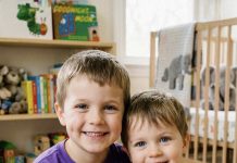 Moj sin je tvrdio da vidi svog brata svake noći — ono što sam otkrila promijenilo je sve