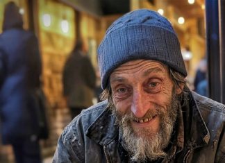 Kupio sam beskućniku kafu — ono što se desilo poslije me šokiralo