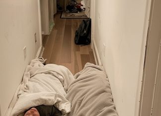 Vratila sam se kući i zatekla djecu u hodniku — ono što sam vidjela u sobi promijenilo je sve