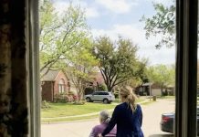 Njegovateljica je vodila moju majku u šetnje — snimak je otkrio istinu