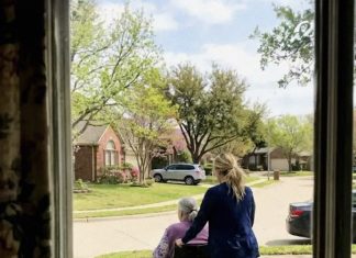 Njegovateljica je vodila moju majku u šetnje — snimak je otkrio istinu