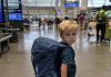Na aerodromu sam prišla izgubljenom dječaku — ono što je imao u ruksaku me šokiralo