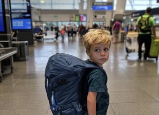 Na aerodromu sam prišla izgubljenom dječaku — ono što je imao u ruksaku me šokiralo