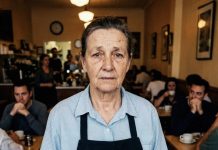 Rekla je da su moje ruke “prestare” — a onda me molila za pomoć