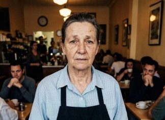 Rekla je da su moje ruke “prestare” — a onda me molila za pomoć