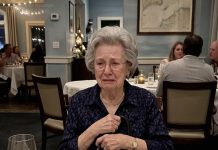 Ostavili su baku samu s računom — ali su naučili lekciju