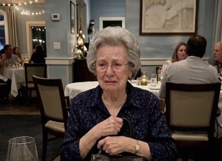 Ostavili su baku samu s računom — ali su naučili lekciju