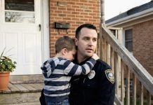 Vidjela sam policajca s mojim sinom — istina me šokirala