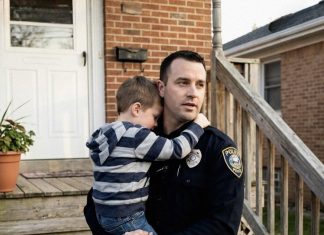 Vidjela sam policajca s mojim sinom — istina me šokirala
