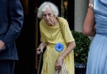 Izbacila sam baku zbog poklona — a onda sam shvatila istinu